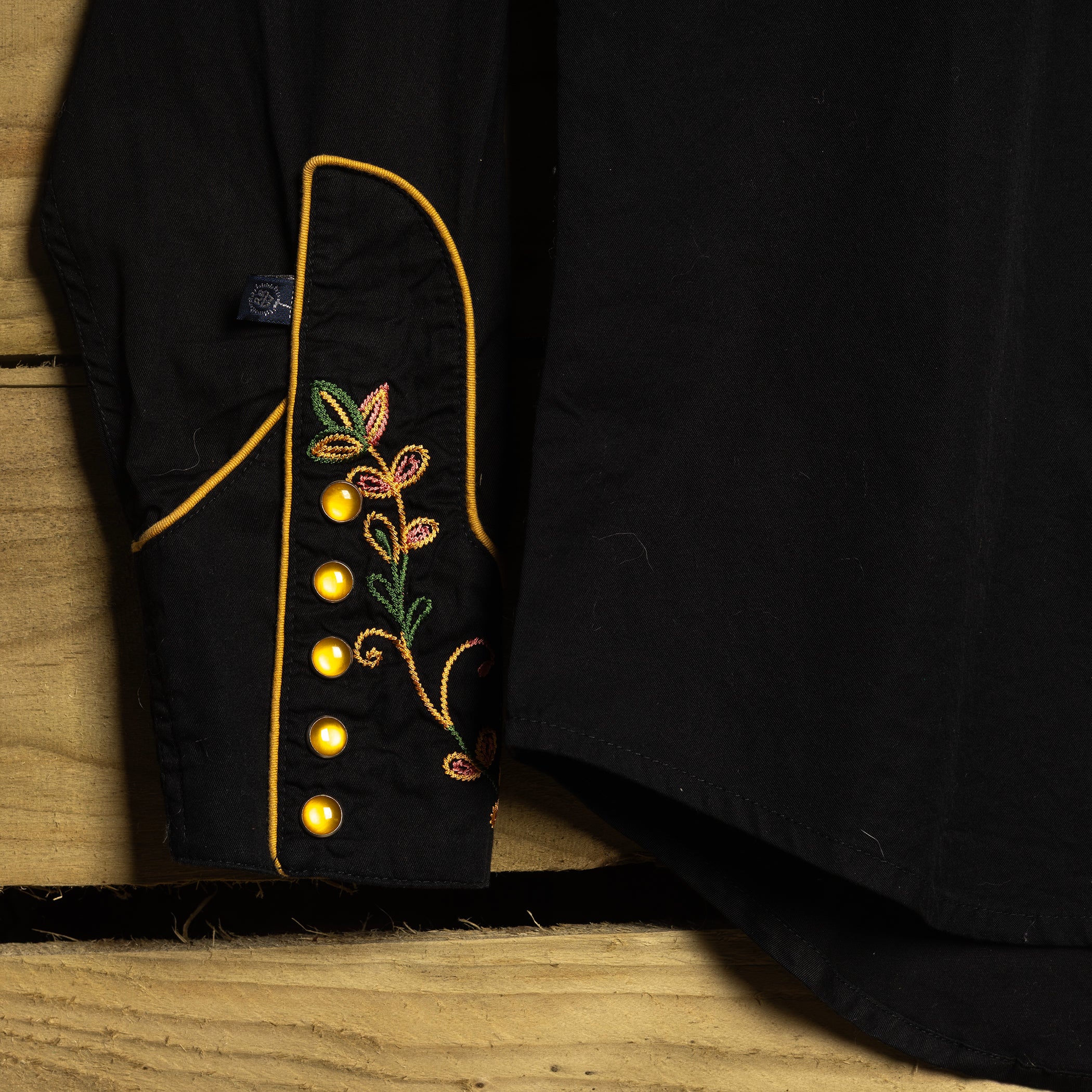 Rockmount Ranch Wear Floral Embroidered Black Cowgirl Shirt — Pearl Snaps | Women's M