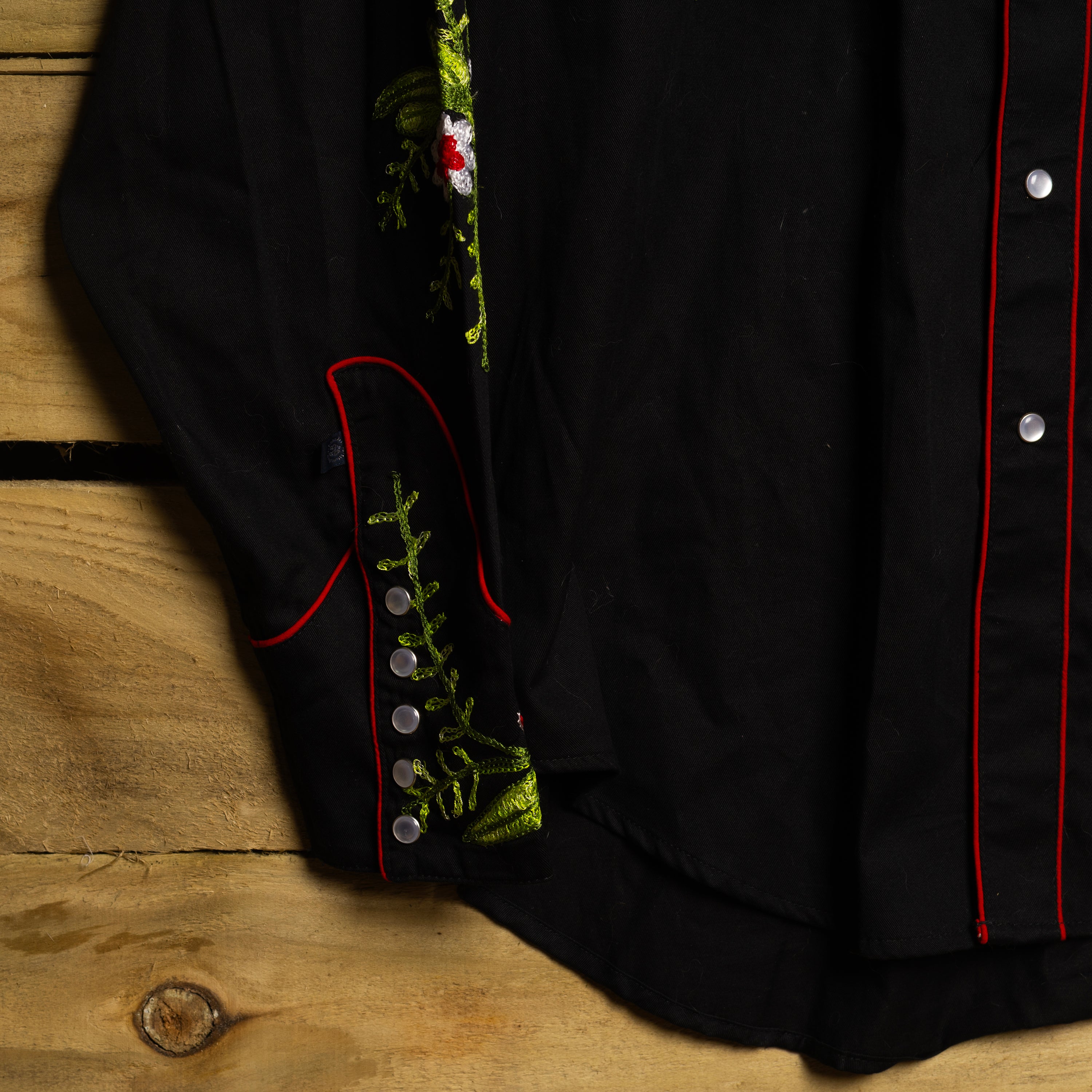 Rockmount Ranch Wear Vintage Black Rose Floral Embroidered Pearl Snap Western Shirt — Size XL