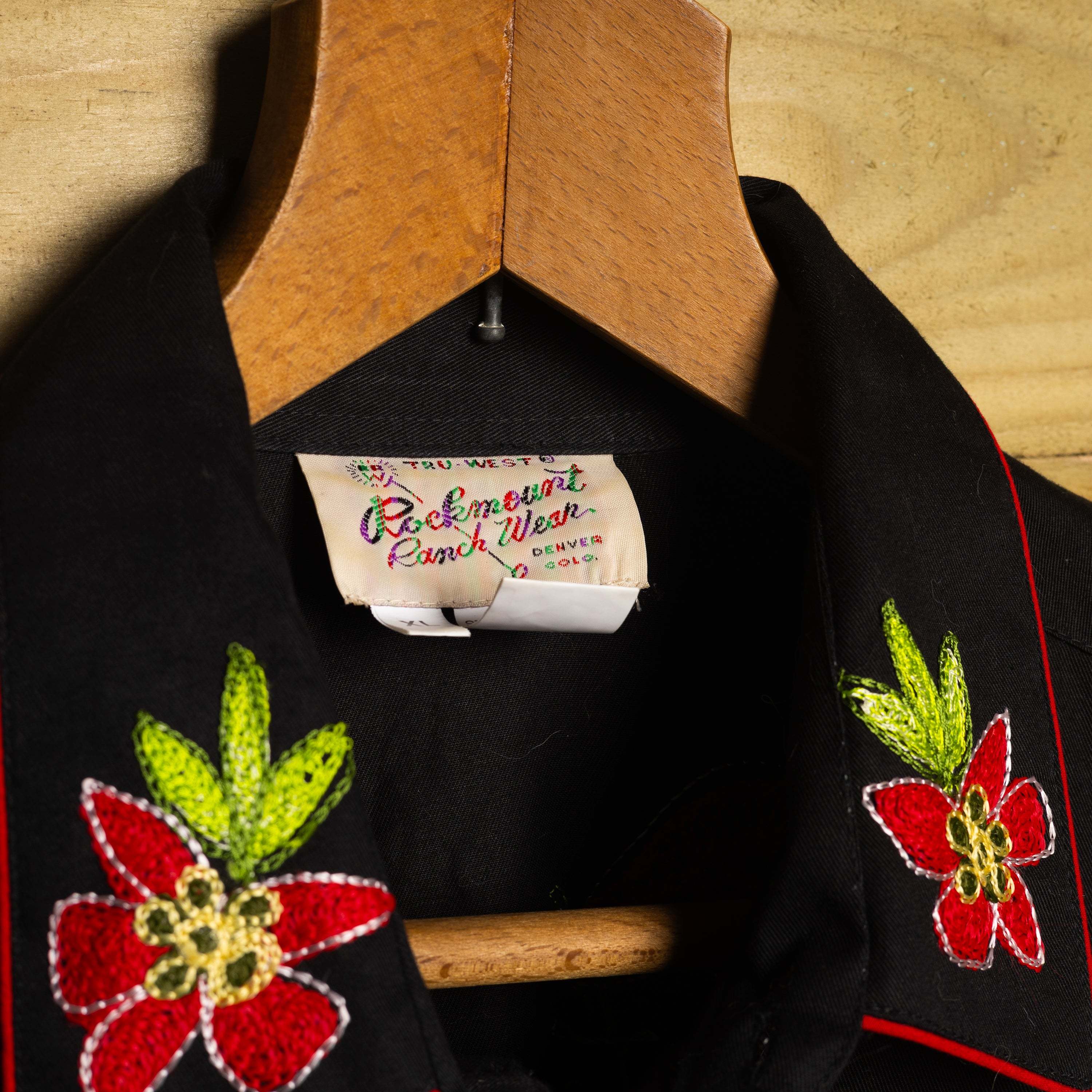 Rockmount Ranch Wear Vintage Black Rose Floral Embroidered Pearl Snap Western Shirt — Size XL