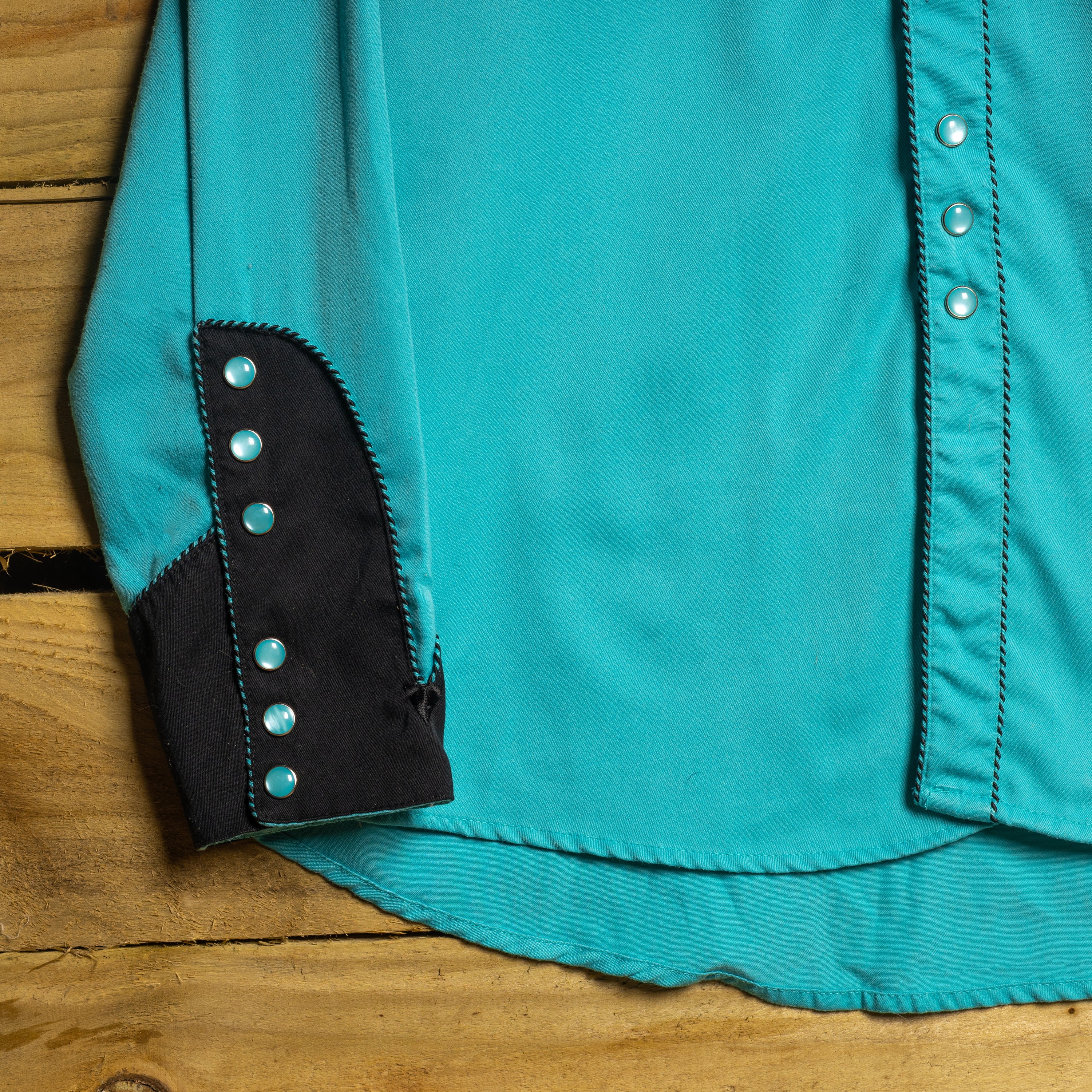 Scully Vintage Black & Blue Floral Embroidered Western Shirt – Pearl Snaps – Smile Pockets – M