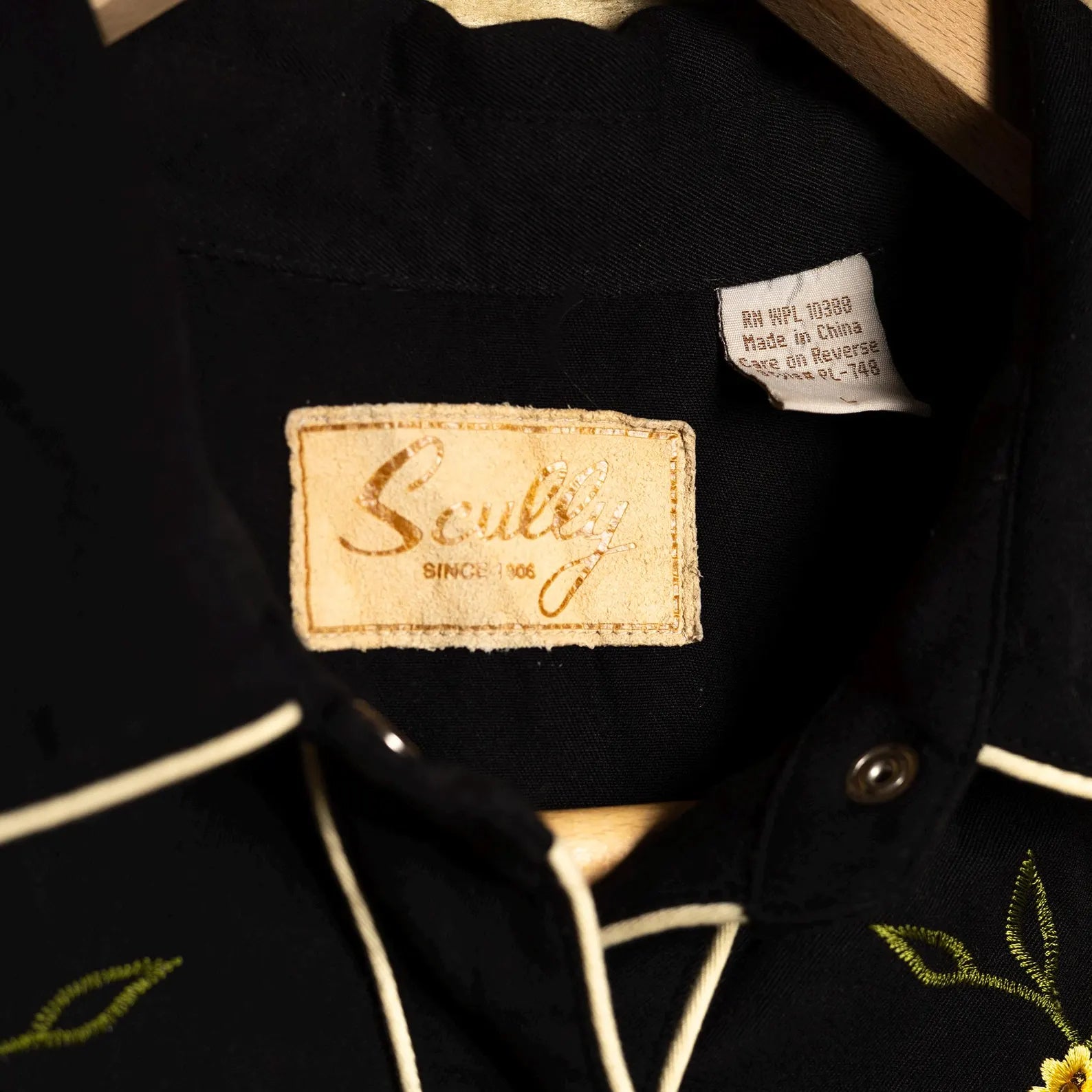 Scully Vintage Black Floral Embroidered Women's Western Shirt – Pearl Snaps – L